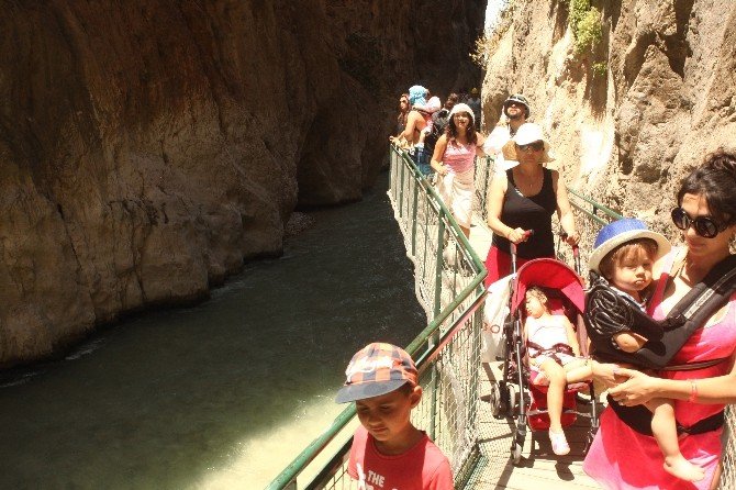 Kartpostallık Saklıkent Kanyonu Ziyaretçi Akınına Uğruyor
