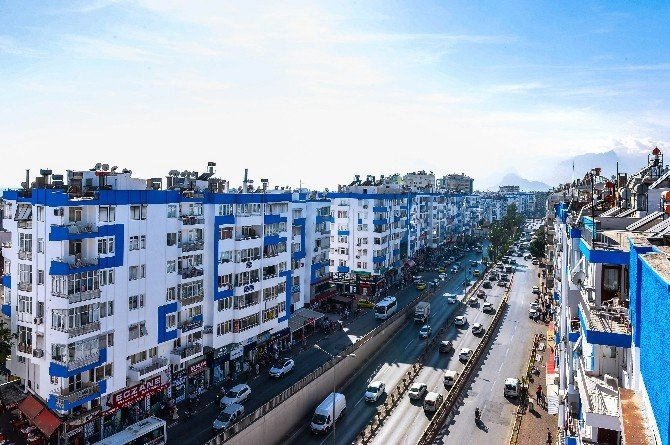 Antalya’da binalar mavi-beyaz oluyor