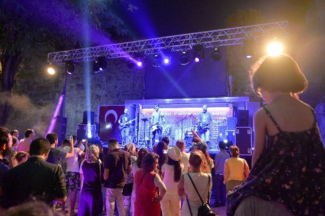 Muratpaşa’da demokrasi için müzik sokakta