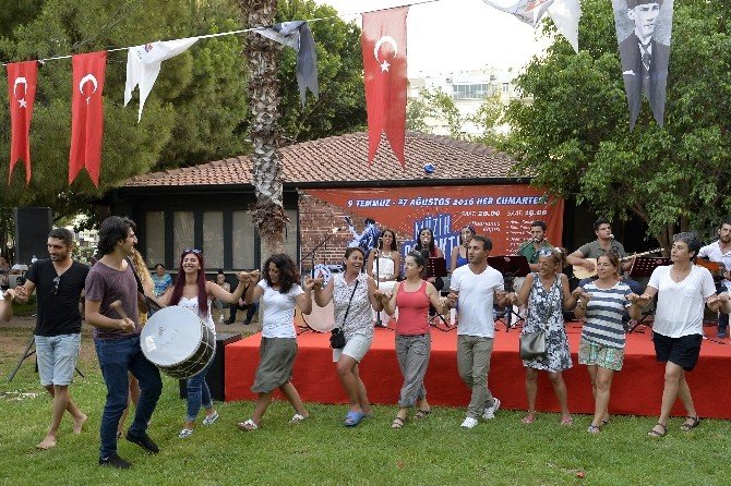 Muratpaşa’da demokrasi için müzik sokakta