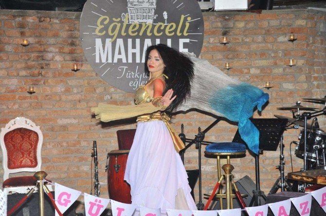 İzmirli Sanatçı Yeni Yaş Gününü Dostlarıyla Kutladı