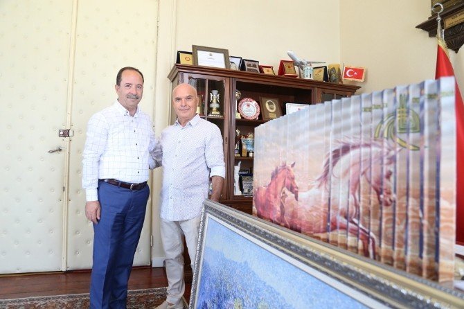 Ünlü ressam Nalbantis, dünyanın ilk dört boyutlu resmini Gürkan’a hediye etti