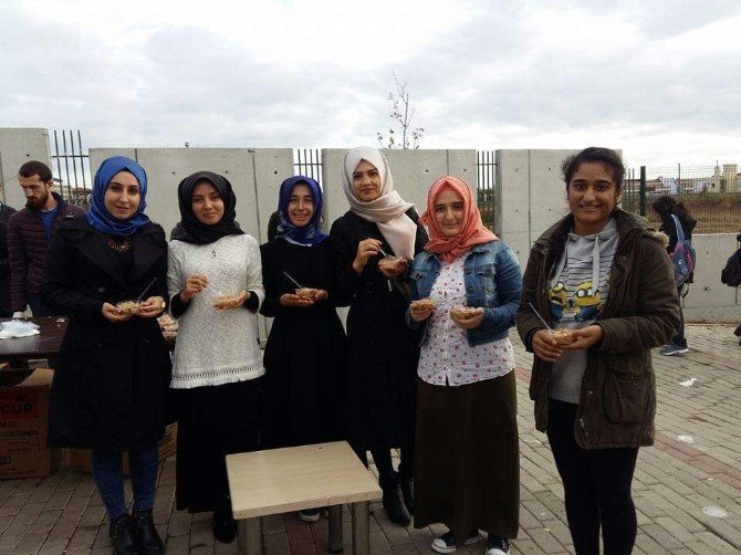 AK Parti Gençlik kolları NKÜ’lü öğrencilere aşure dağıttı