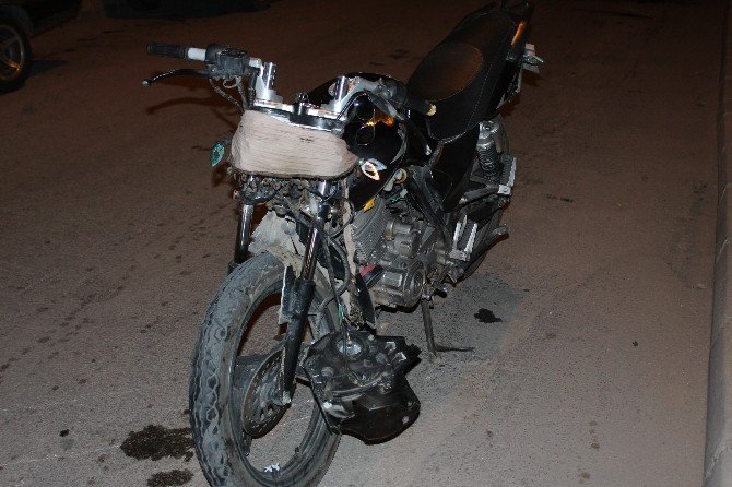 Motosikletler Kafa Kafaya Çarpıştı: 2 Yaralı