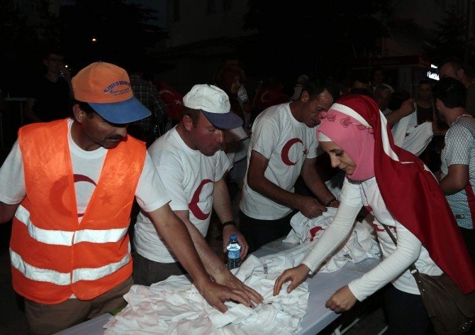 Nevşehir Belediyesi vatandaşlara ayyıldızlı tişört dağıttı