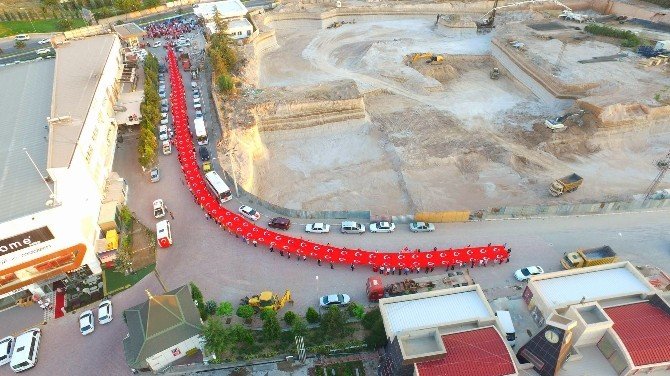 150 metrelik Türk bayrağı ile demokrasi yürüyüşü yapıldı