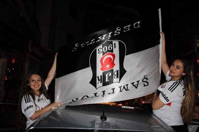 Beşiktaş Taraftarlarından Duygulandıran Pankart