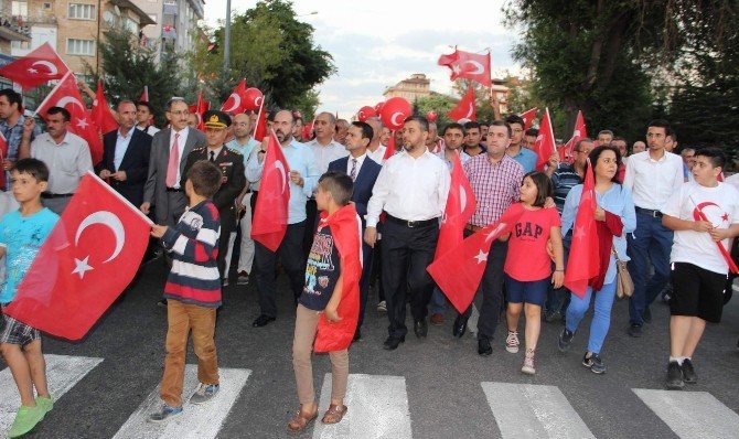 150 metrelik Türk bayrağı ile demokrasi yürüyüşü yapıldı