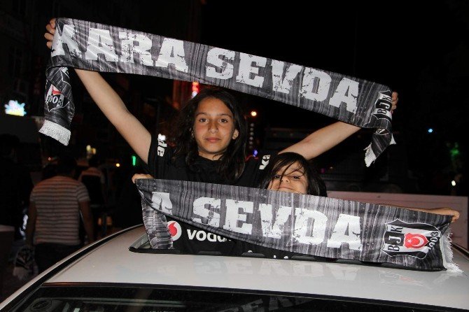 Beşiktaş Taraftarlarından Duygulandıran Pankart