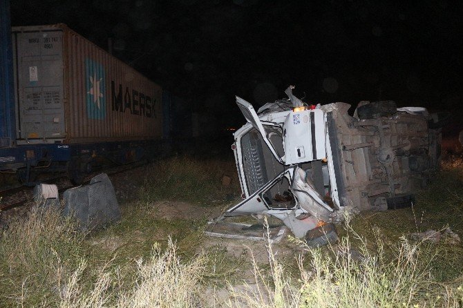 Tren işçi servisine çarptı 3 ölü 13 yaralı