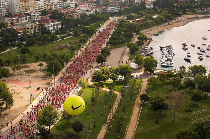 Yüzlerce kadın Bağdat Caddesi'nde spor olsun diye koştu