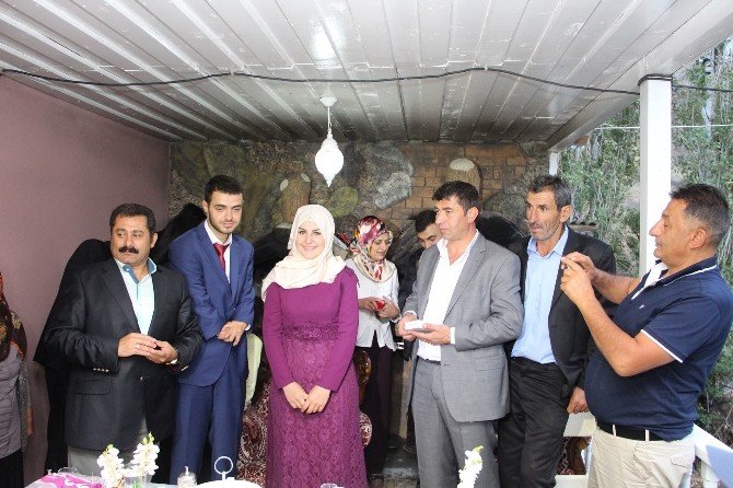 Nişan merasimine sanatçı Akçayır renk kattı