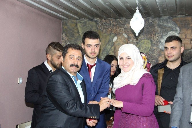 Nişan merasimine sanatçı Akçayır renk kattı