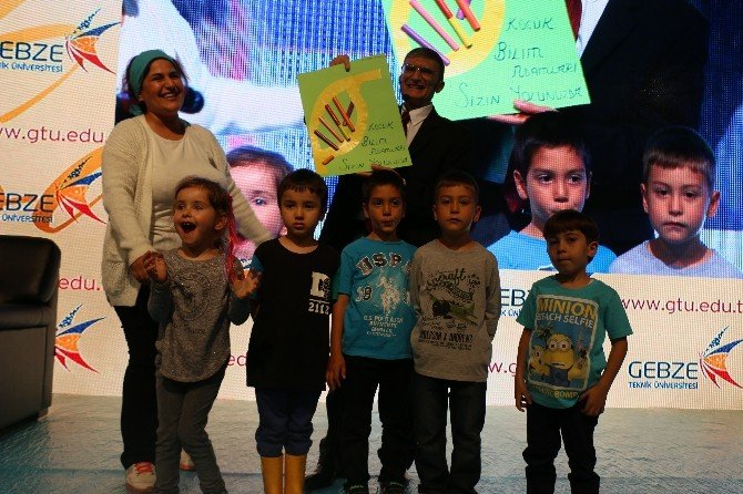 Prof. Dr. Aziz Sancar, Öğrencilere Galatasaray Üyelik Kartını Gösterdi
