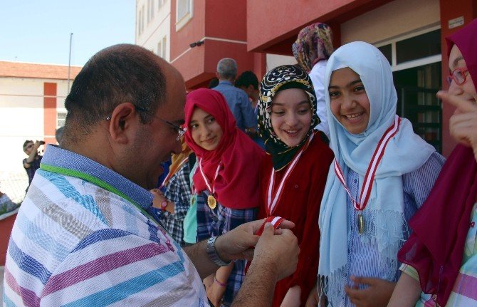 Kütahya Şule Mete Tetik İmam Hatip Ortaokulu İlk Mezunlarını Verdi