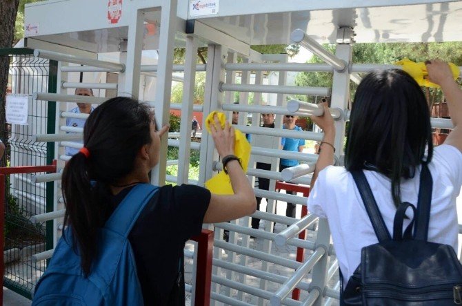 Ege Üniversitesinde Turnike Gerilimi: 17 Gözaltı