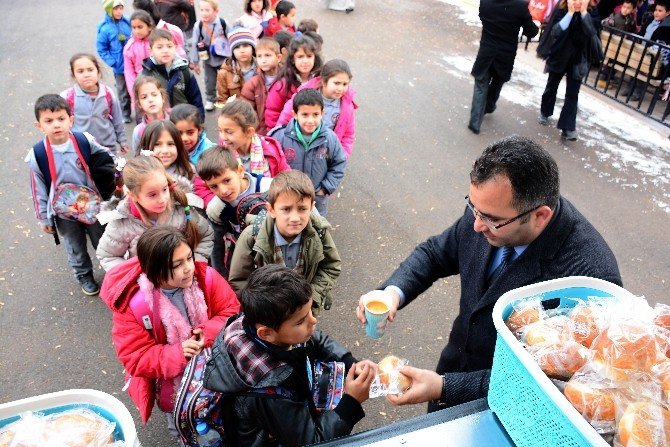 Aksaray Belediyesi mobil çorba aracı ile ücretsiz çorba dağıtıyor