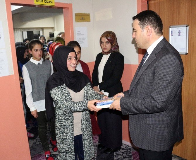 Vali Işın, kız öğrenci yurdunu ziyaret etti