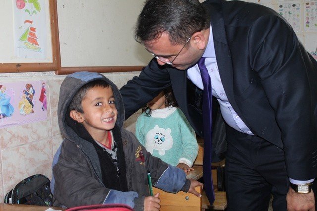 Karaalp köy okullarını ziyaret etti