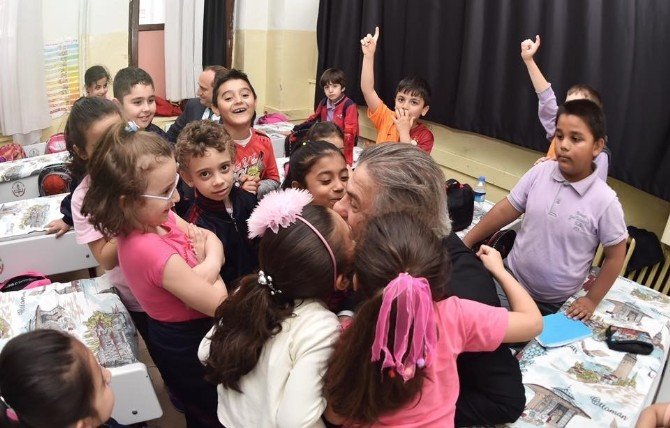 Başkan Demircan: "Beyoğlu’nda Her Okulumuza Katkıda Bulunuyoruz"