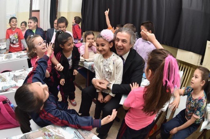 Başkan Demircan: "Beyoğlu’nda Her Okulumuza Katkıda Bulunuyoruz"