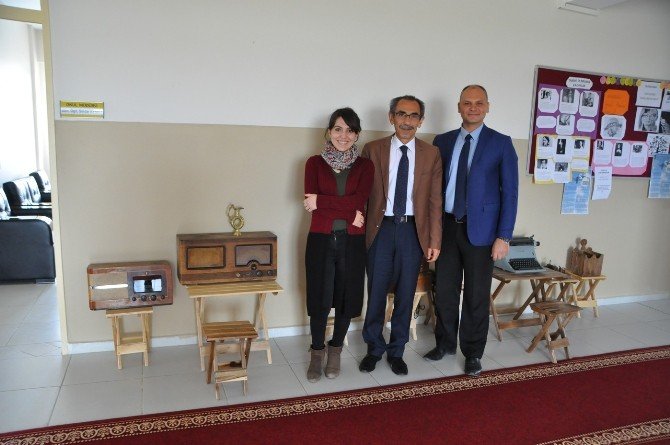 Öğrencilerin Ayaklarına Kırmızı Halı Seren Lise