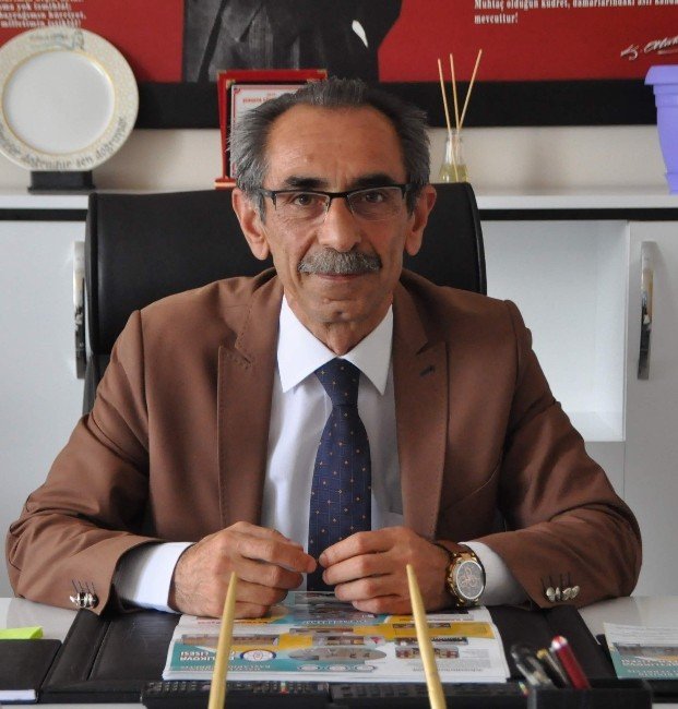 Öğrencilerin Ayaklarına Kırmızı Halı Seren Lise