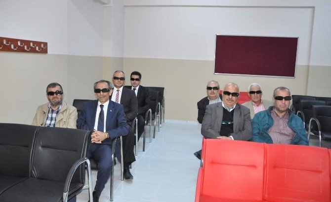 Öğrencilerin Ayaklarına Kırmızı Halı Seren Lise