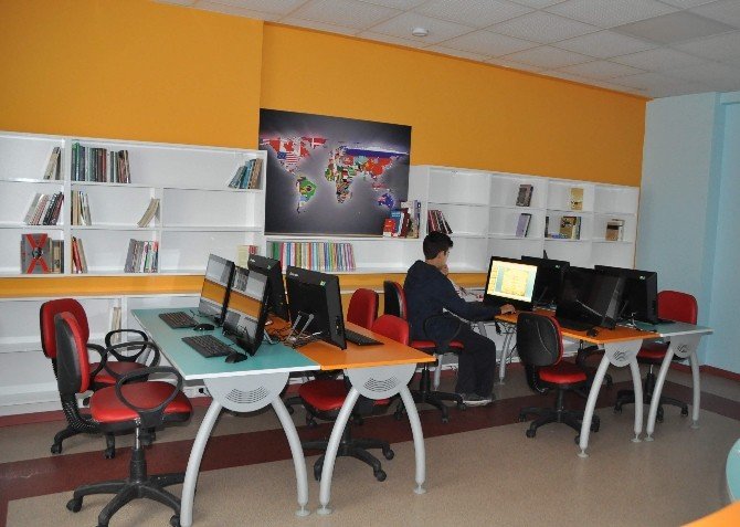 Öğrencilerin Ayaklarına Kırmızı Halı Seren Lise