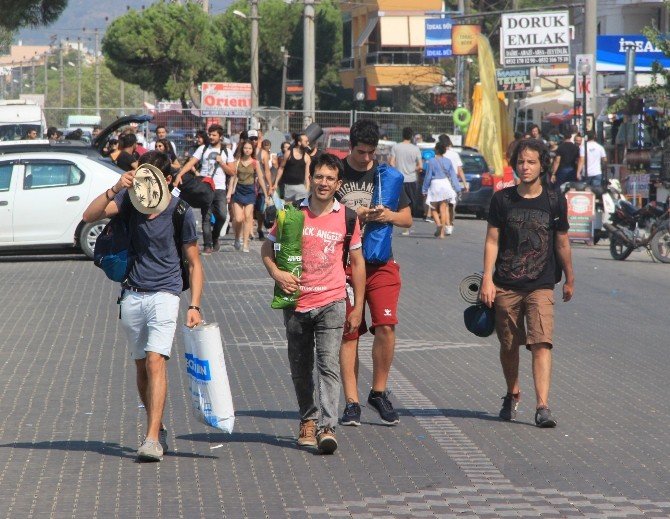 Zeytinli Rock Festivali için on binlerce kişi Edremit’e akın ediyor