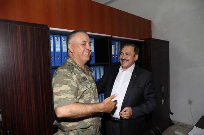 General Eşref Akıncı Kışlası'nın girişi kapatıldı