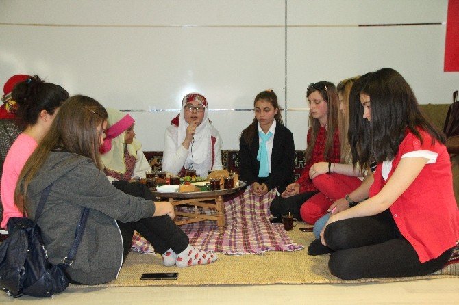 Bilecik Hayme Ana Mesleki Ve Teknik Anadolu Lisesi Öğrencilerinden Anneler Günü Programı