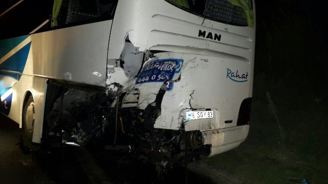 Aniden yavaşlayan otobüse TIR arkadan çarptı: 6 yaralı