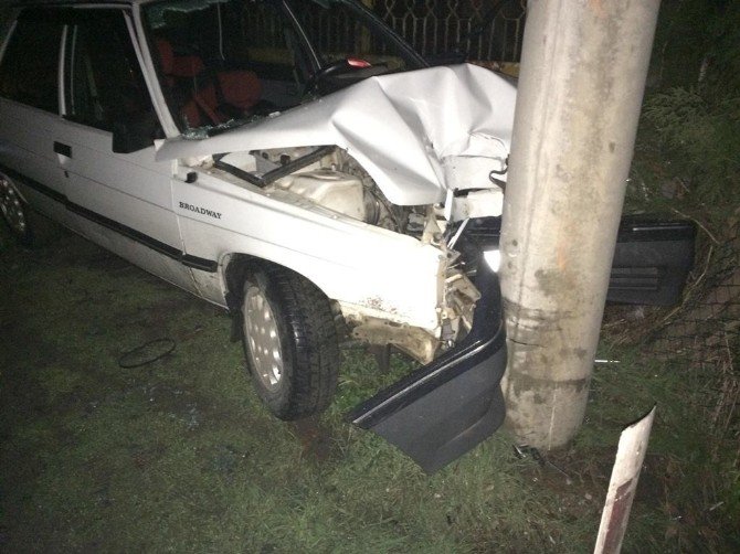 Direksiyon hakimiyetini kaybeden sürücü elektrik direğine çarptı: 1 yaralı