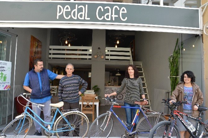 Bisiklet tutkunlarını buluşturan kafe