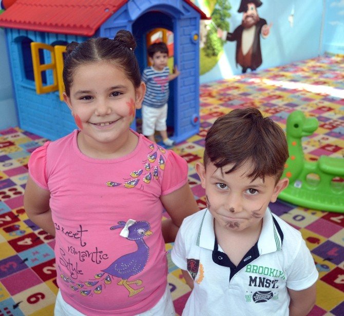 Jonglör ve akrobasi gösterisi nefes kesti