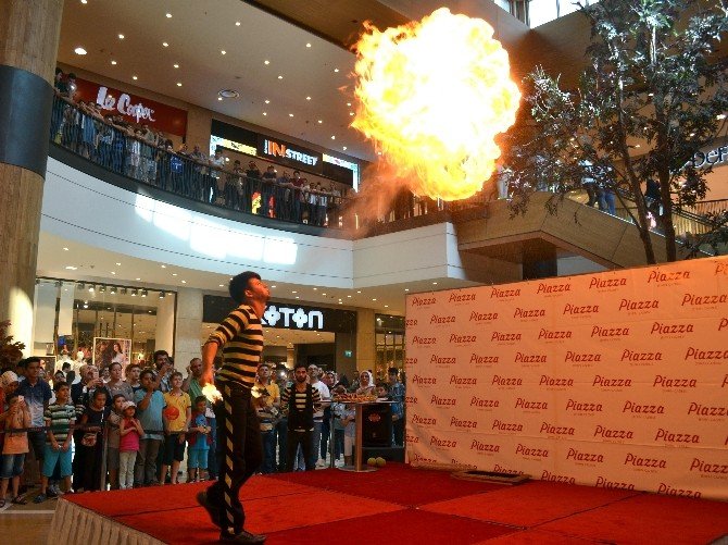 Jonglör ve akrobasi gösterisi nefes kesti