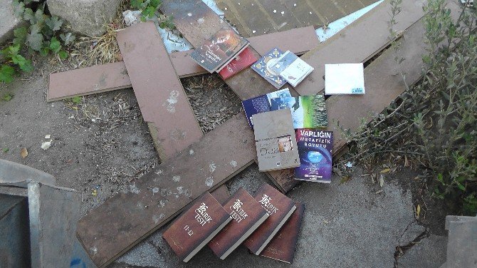 FETÖ’nün kitapları çöpten çıktı