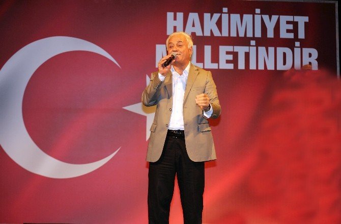 Prof. Dr. Nihat Hatioğlu ve İlahiyatçı Ömer Döngeloğlu, Vatan Caddesi’nde demokrasi nöbeti tutan vatandaşlara hitap etti.