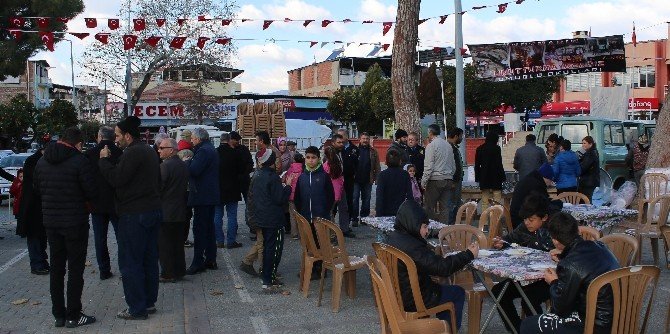 Umurlu’da Okullar Şehitler İçin Meydan’da Milli Bilinç Dersi İşledi