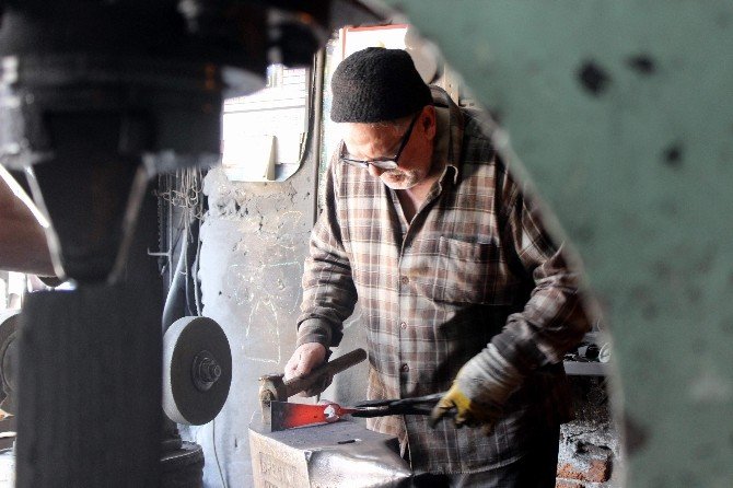 70’lik Demir Ustası 300 Derece Ateşin Başında Demir Dövüyor