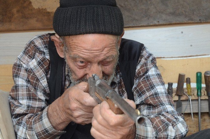 86 Yaşındaki Ramazan Dede’nin Silah Yapma Tutkusu
