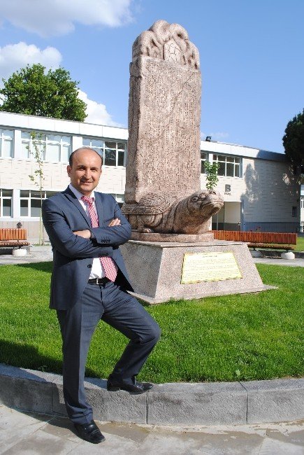 Rektör Üniversiteye Bilge Kağan Anıtı Diktirdi