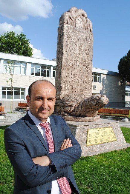 Rektör Üniversiteye Bilge Kağan Anıtı Diktirdi
