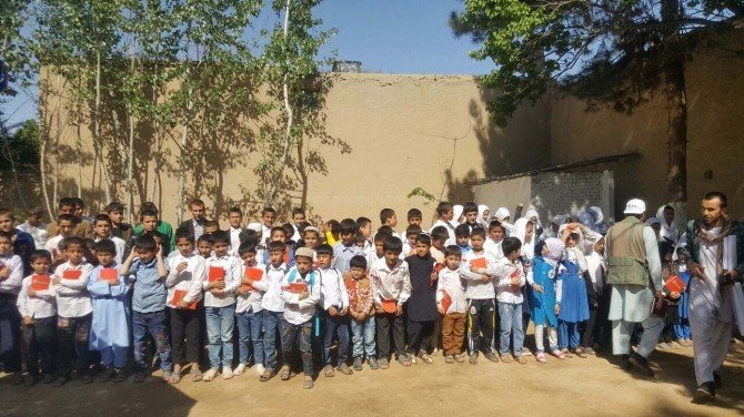 Afganistan’da Yetim Öğrencilere Kırtasiye Yardımı