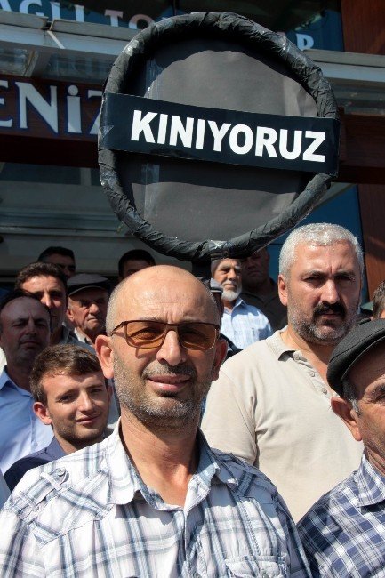 Çiftçilerden siyah çelenkli eylem