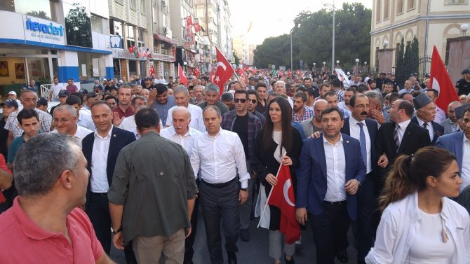 Samsun'da darbeye karşı bayraklı yürüyüş