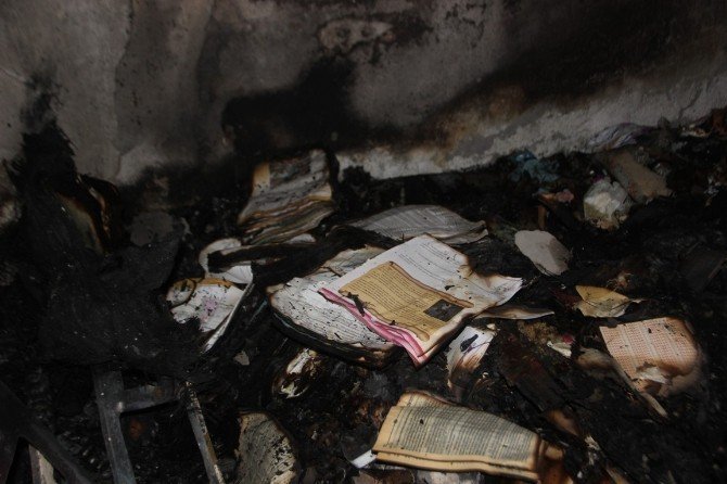 Yangında FETÖ’nün kitapları çıktı
