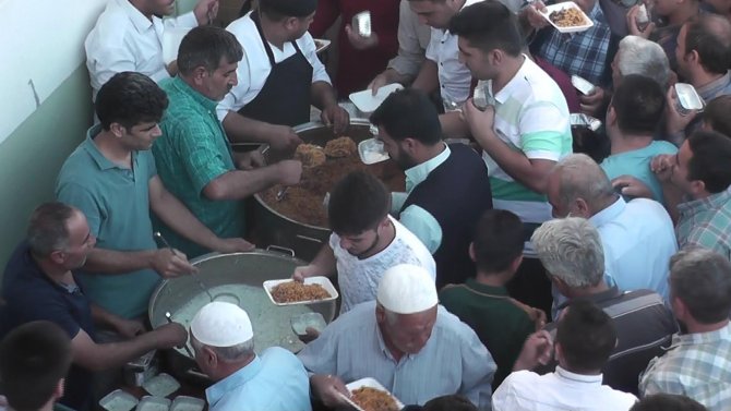 Şanlıurfa'nın İlhan köyünde özbek pilavlı bayram geleneği