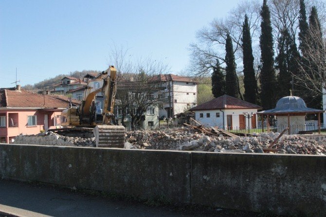 Rahime Sultan Camii’nin önündeki metruk okul yıkıldı